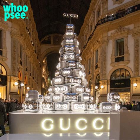 albero natale gucci 2023|Milano, acceso albero di Natale Gucci in Galleria ma sui social è .